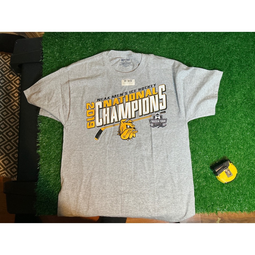 Gear Minnesota Duluth Bulldogs 2019 National Champions Hockey T-Shirt Mens M NWT